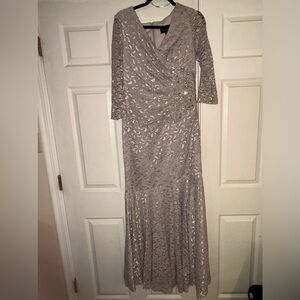 Alex Evenings Elegant Formal Lace Gown in Silver/gray. Sequined embellishment.